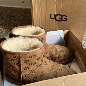 Classic Mini II EMBOSSED Uggs
